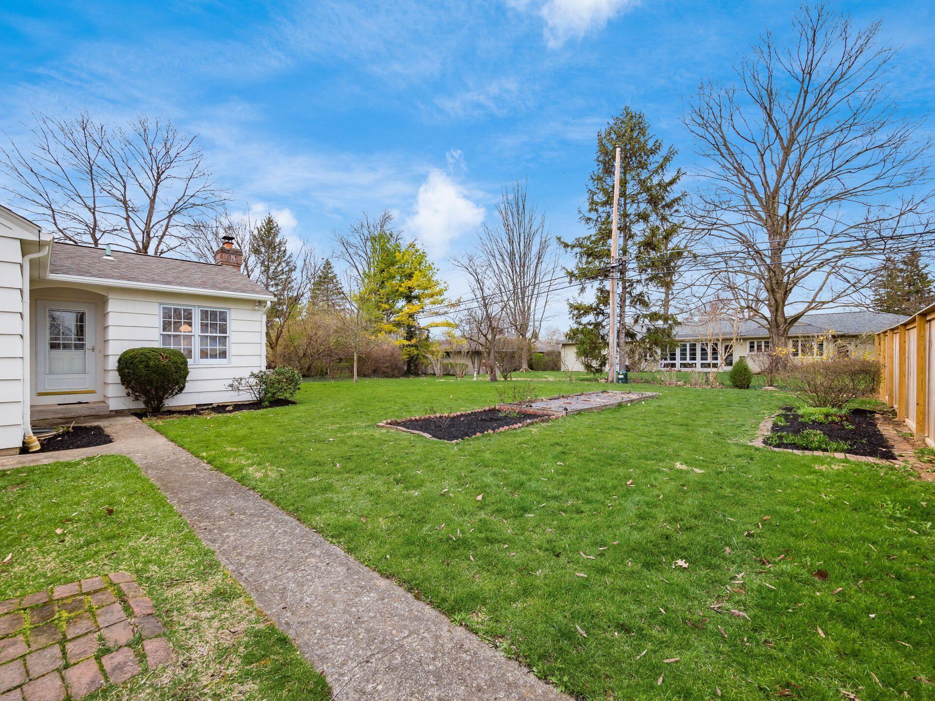 2470 Abington Road Columbus, OH 43221 - Photo 22 of 30 Garden bed