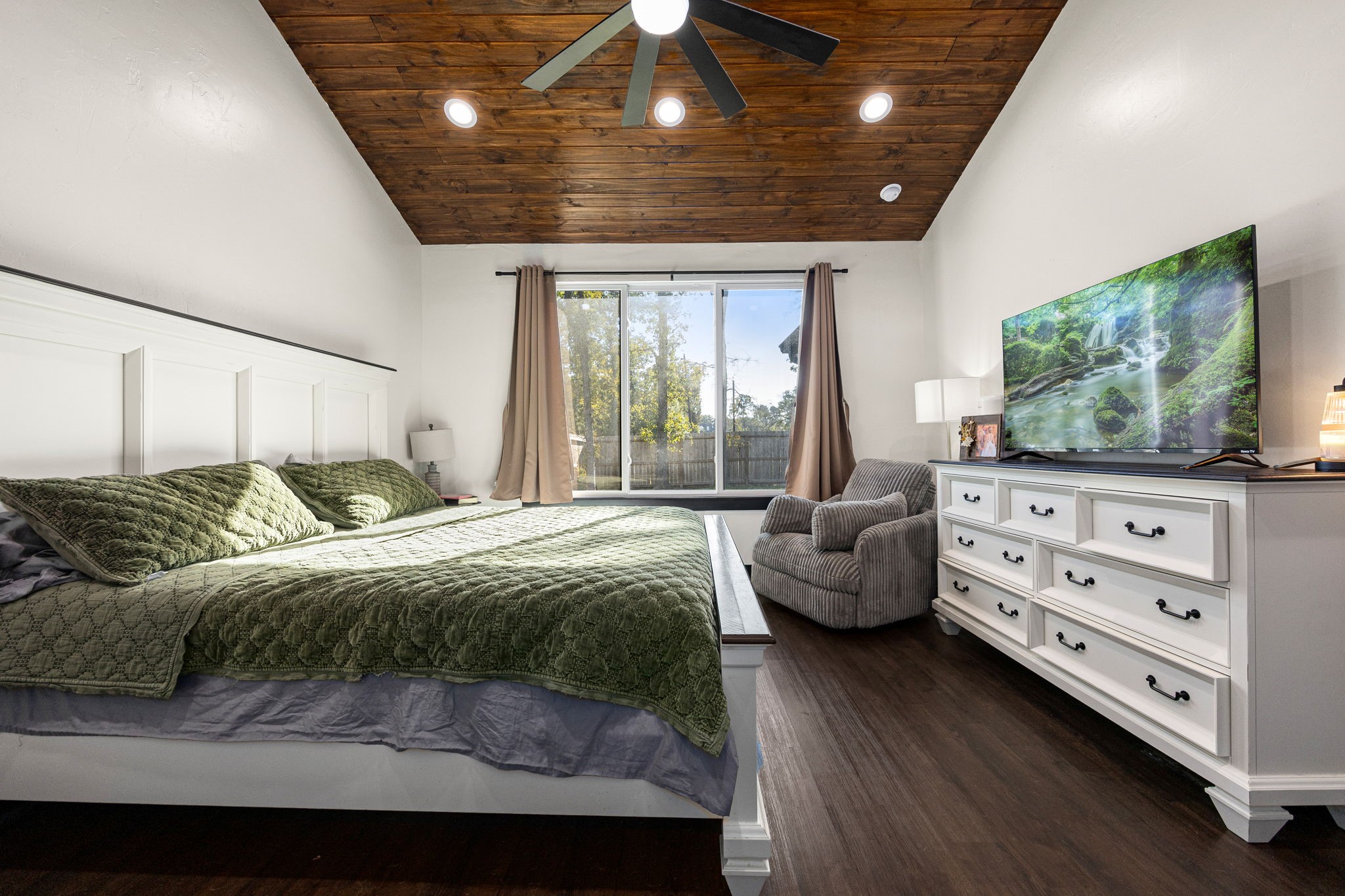 24571 Armagh Road Hempstead, TX 77445 - Photo 28 of 45 a bedroom with a bed and couch