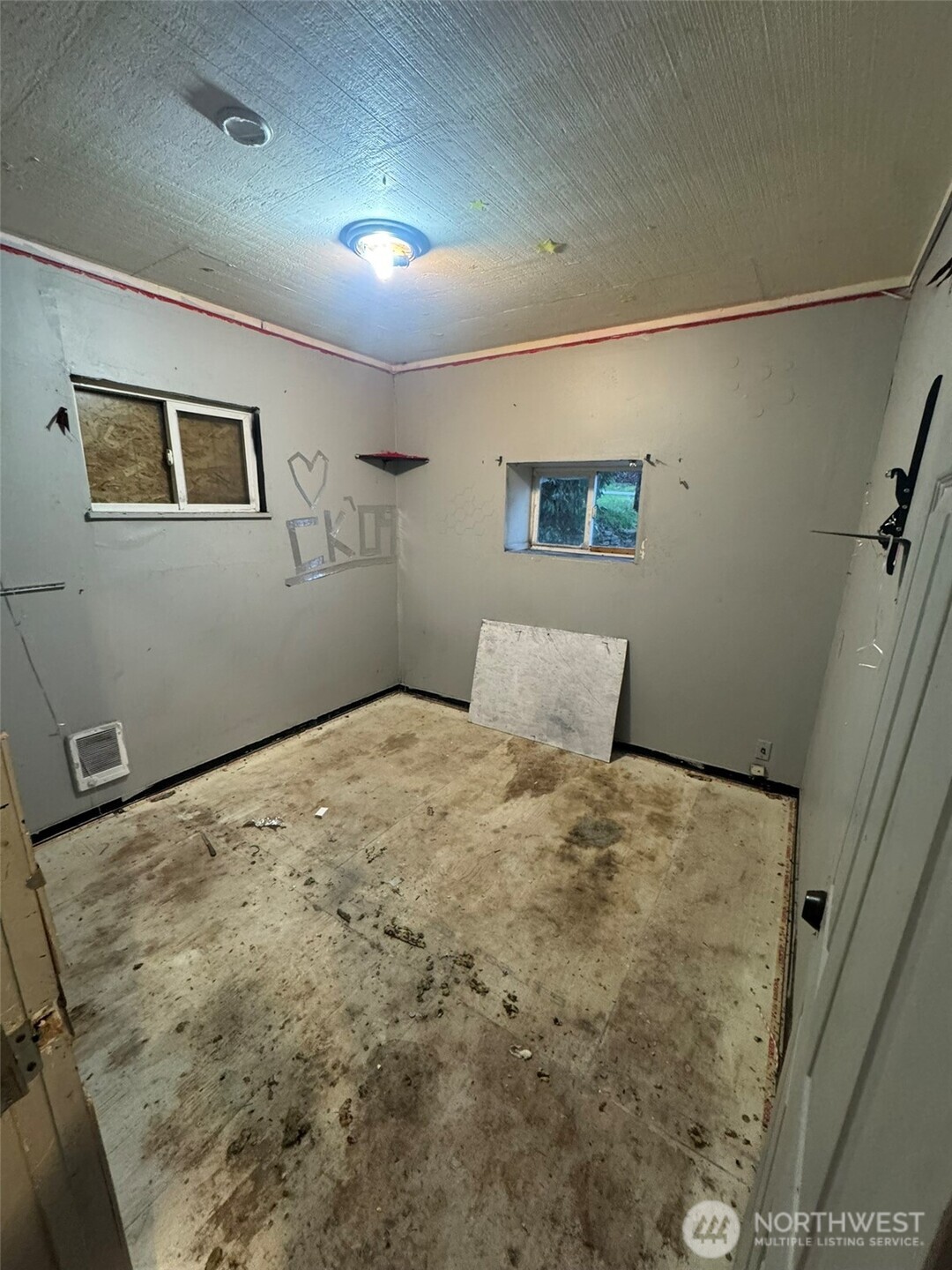 8915 10th Avenue South Seattle, WA 98108 - Photo 12 of 23 a bedroom with a bed and a painting on the wall