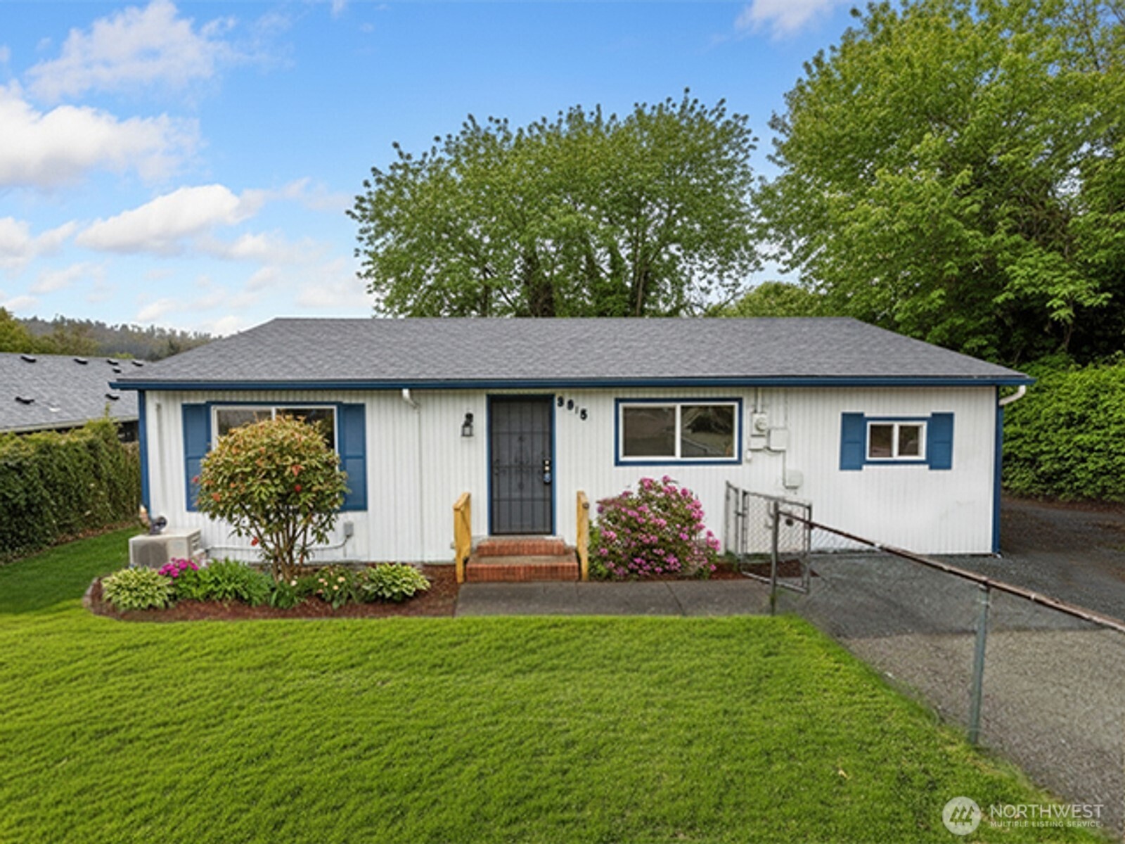8915 10th Avenue South Seattle, WA 98108 - Photo 21 of 23 a front view of house with a garden