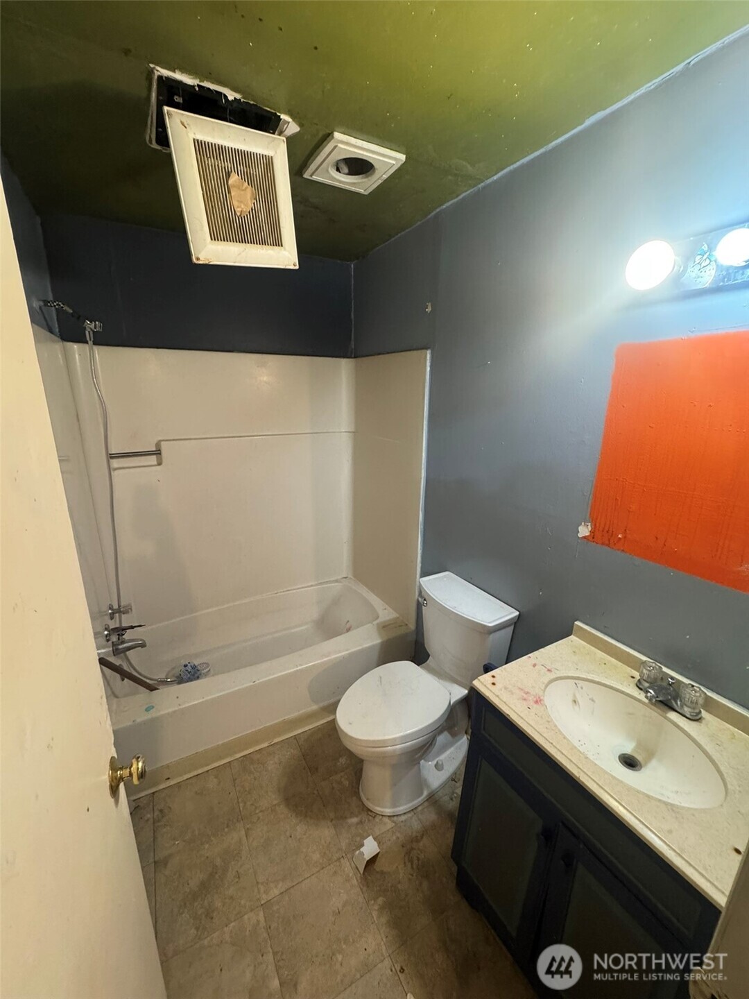 8915 10th Avenue South Seattle, WA 98108 - Photo 10 of 23 a bathroom with a sink toilet and shower