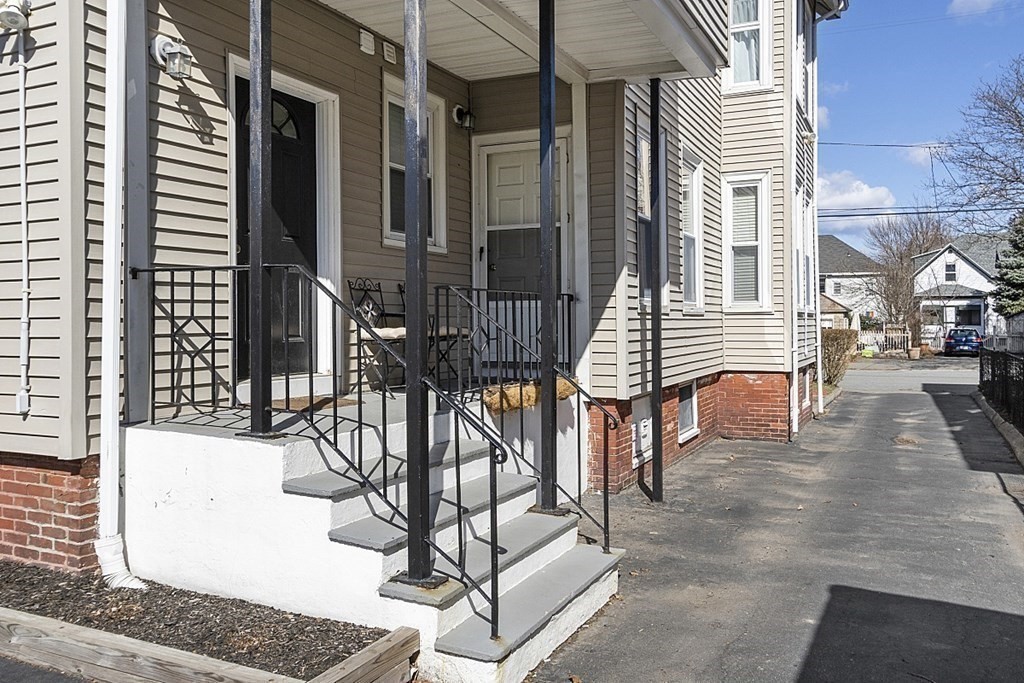 29 Ocean Avenue, Unit 4 Salem, MA 01970 - Photo 23 of 32 a view of entryway and hall