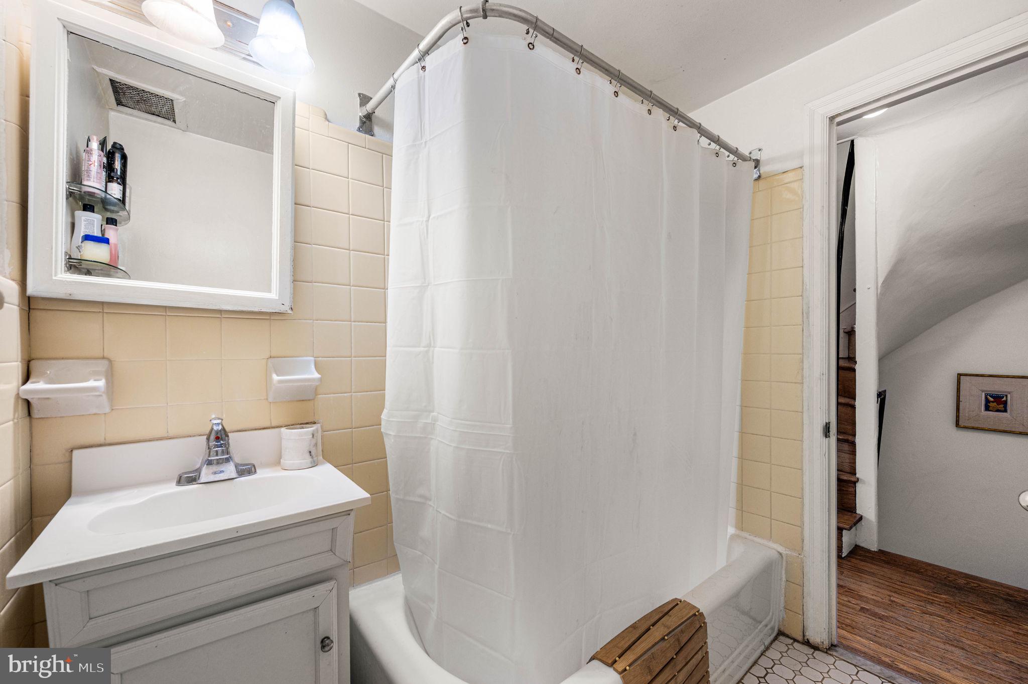 2035 Rittenhouse Square Philadelphia, PA 19103 - Photo 12 of 26 2nd floor hall bath