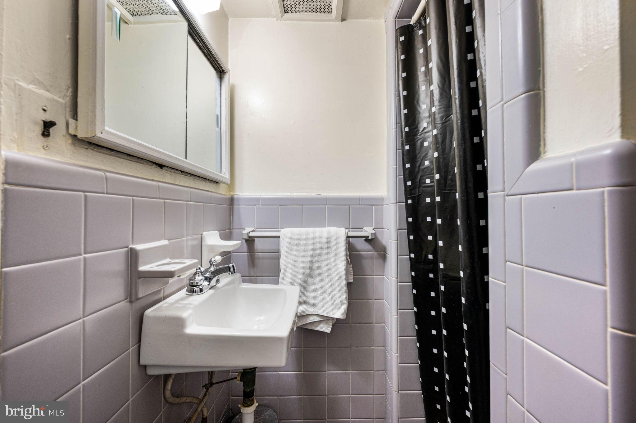 2035 Rittenhouse Square Philadelphia, PA 19103 - Photo 23 of 27 3rd floor bathroom