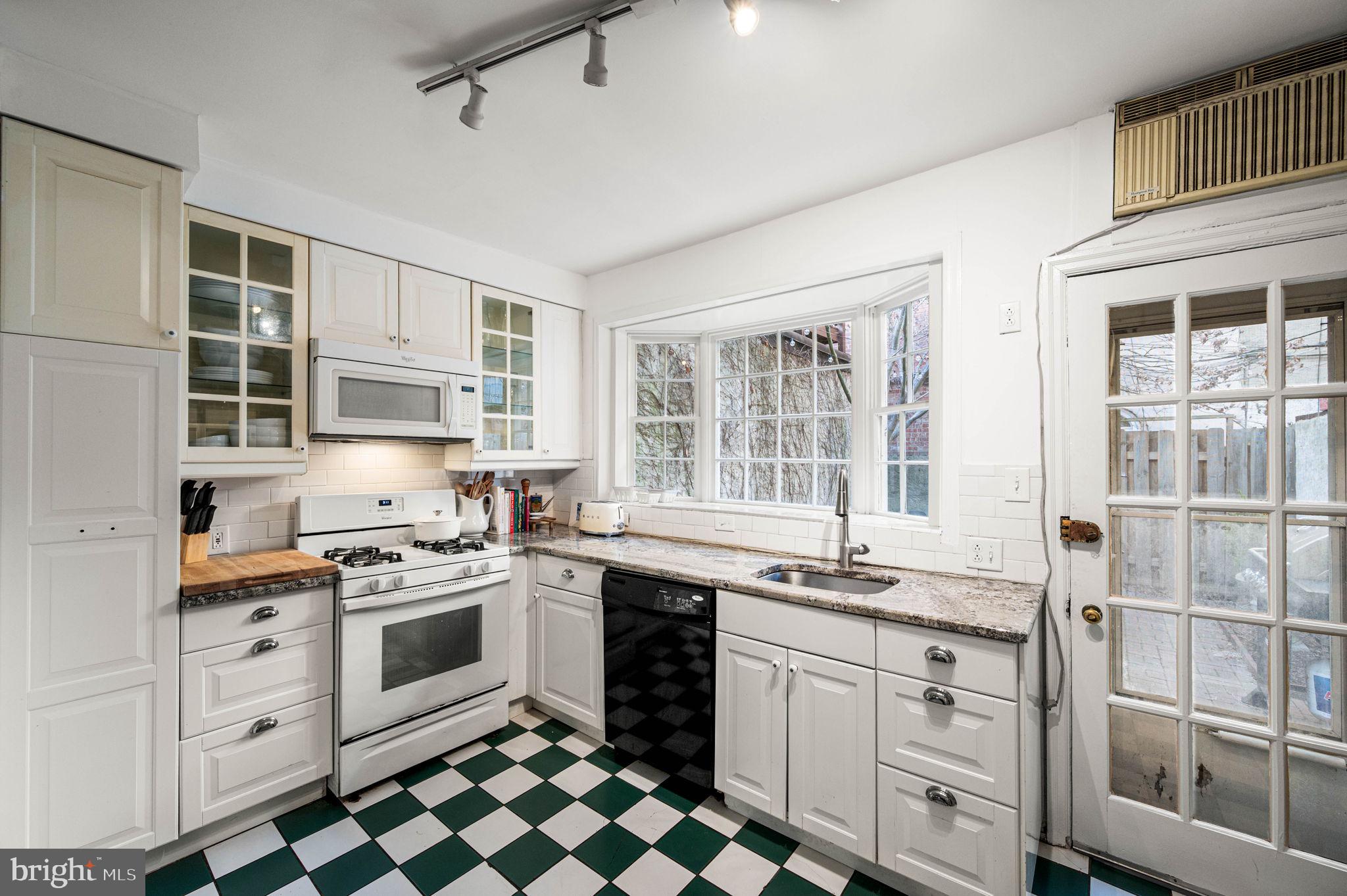 2035 Rittenhouse Square Philadelphia, PA 19103 - Photo 10 of 26