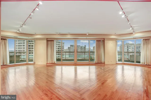 a view of a big room with a big yard