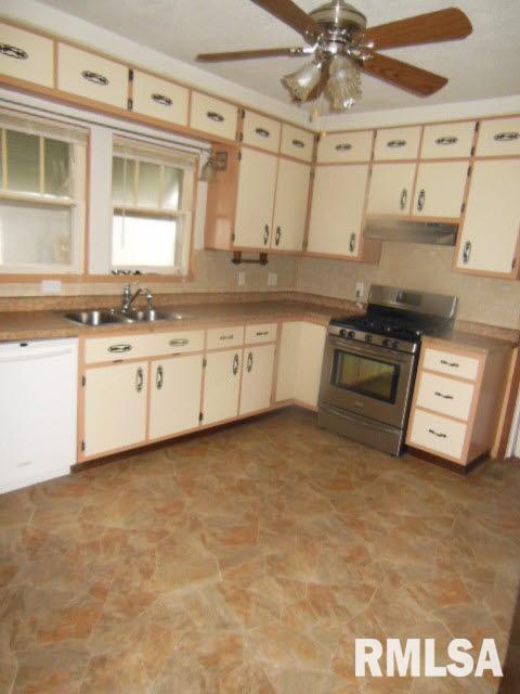 214 Fair Avenue Flora, IL 62839 - Photo 3 of 21 Gallery Image 3