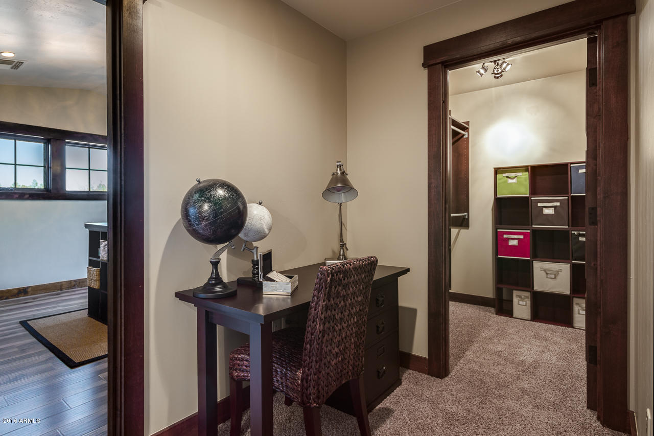 3003 East Arrow Point Payson, AZ 85541 - Photo 25 of 36 a living room with furniture and a mirror