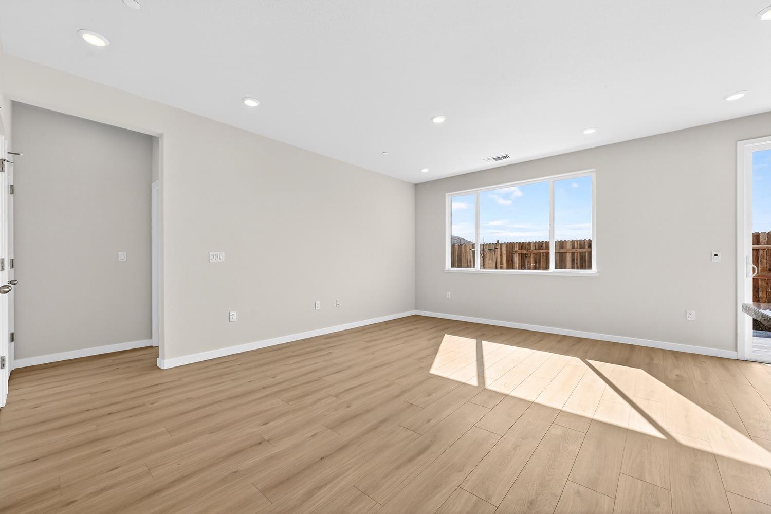 1128 Mallory Ridge Street Roseville, CA 95747 - Photo 5 of 14