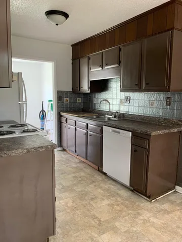 $1,600 | 205 Pinewood Drive, Summerville, SC 29483