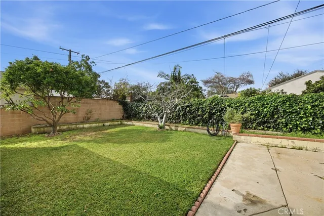 a view of a back yard