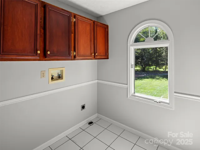 a view of a window in an empty room