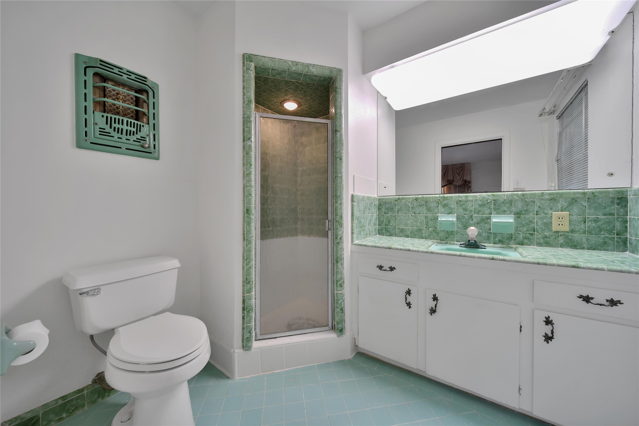 115 East Thornton Road Houston, TX 77022 - Photo 19 of 40 a bathroom with a toilet sink and mirror
