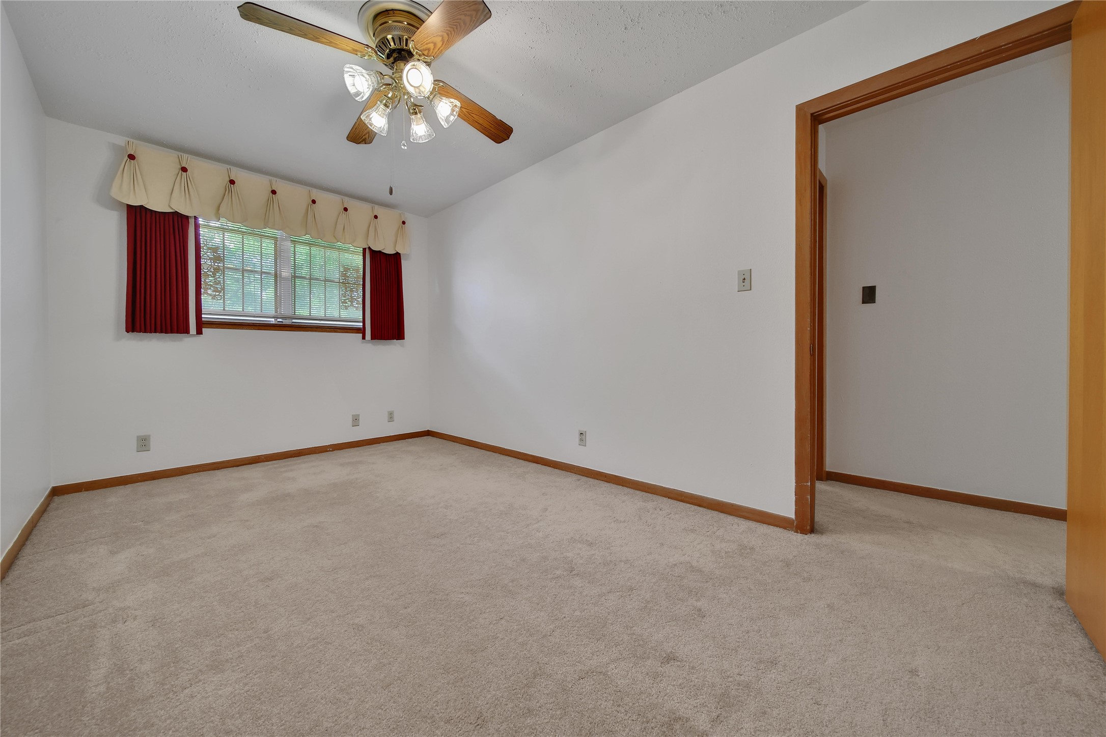 115 East Thornton Road Houston, TX 77022 - Photo 24 of 40 a view of an empty room with a window