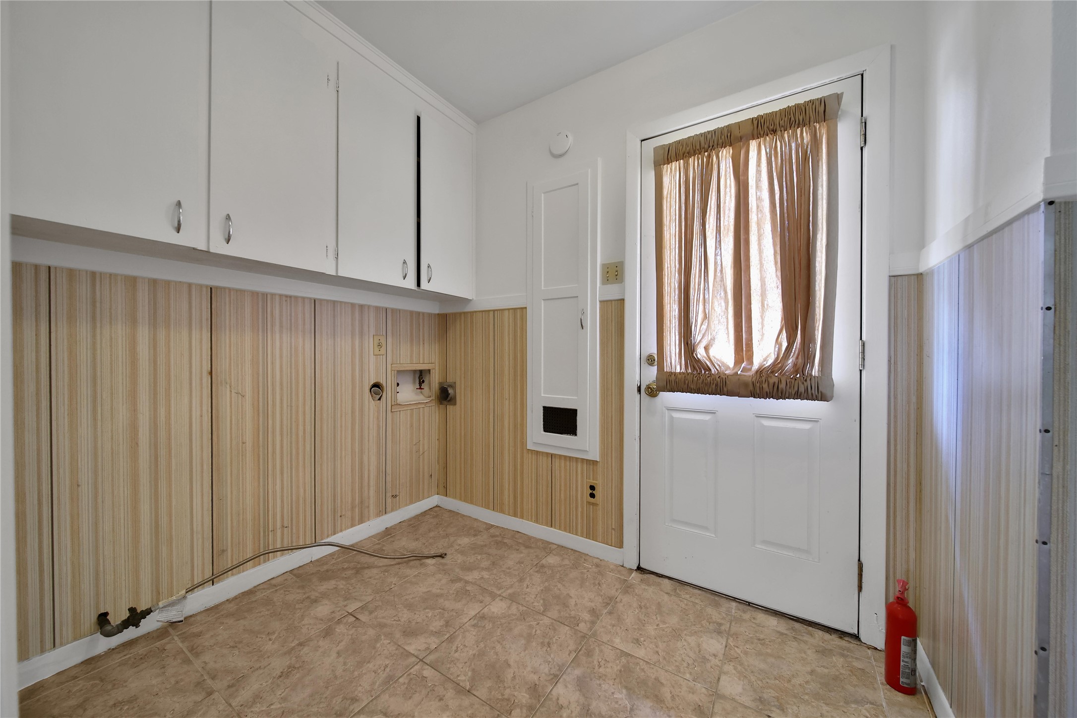 115 East Thornton Road Houston, TX 77022 - Photo 26 of 40 a view of an empty room and window