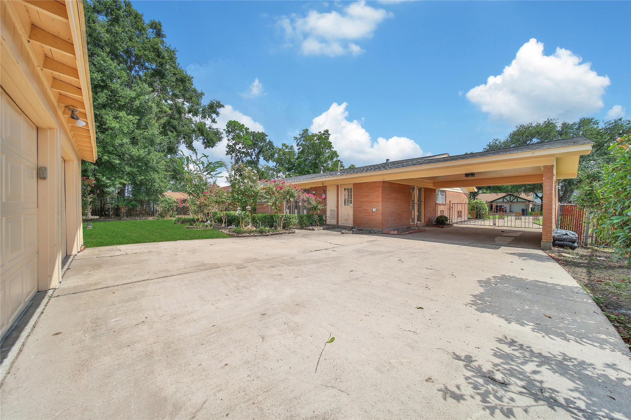 115 East Thornton Road Houston, TX 77022 - Photo 27 of 40 front view of a house with a yard
