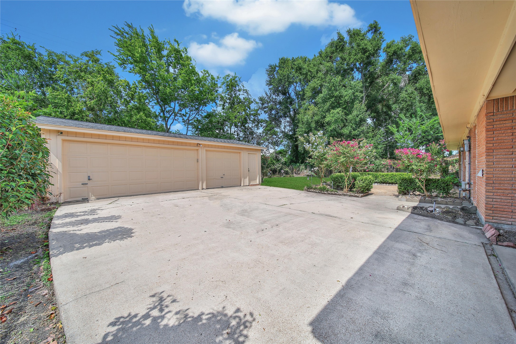 115 East Thornton Road Houston, TX 77022 - Photo 28 of 40 a view of a backyard