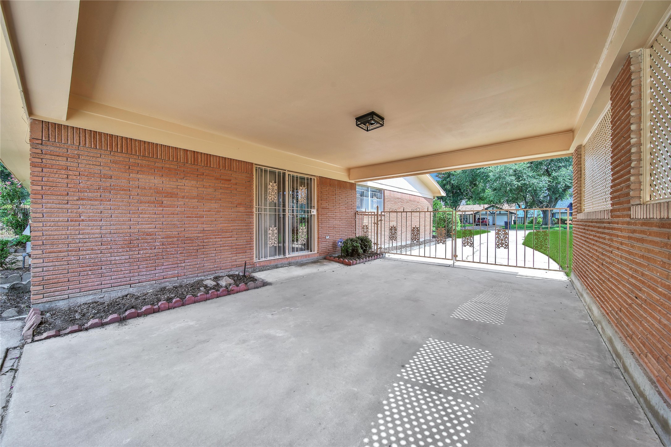 115 East Thornton Road Houston, TX 77022 - Photo 29 of 40 a view of a porch with a table and chairs