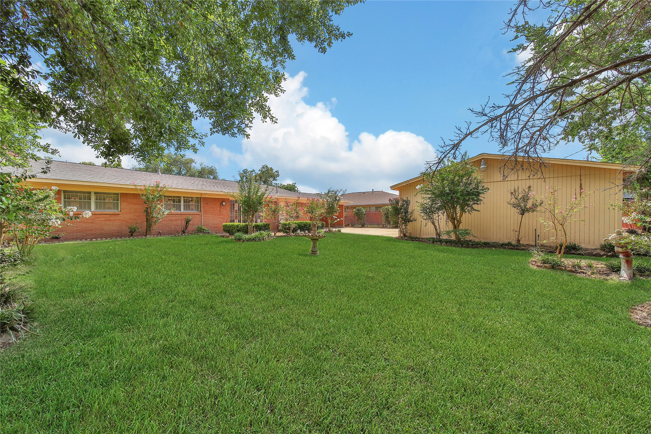 115 East Thornton Road Houston, TX 77022 - Photo 30 of 40 a view of a house with backyard