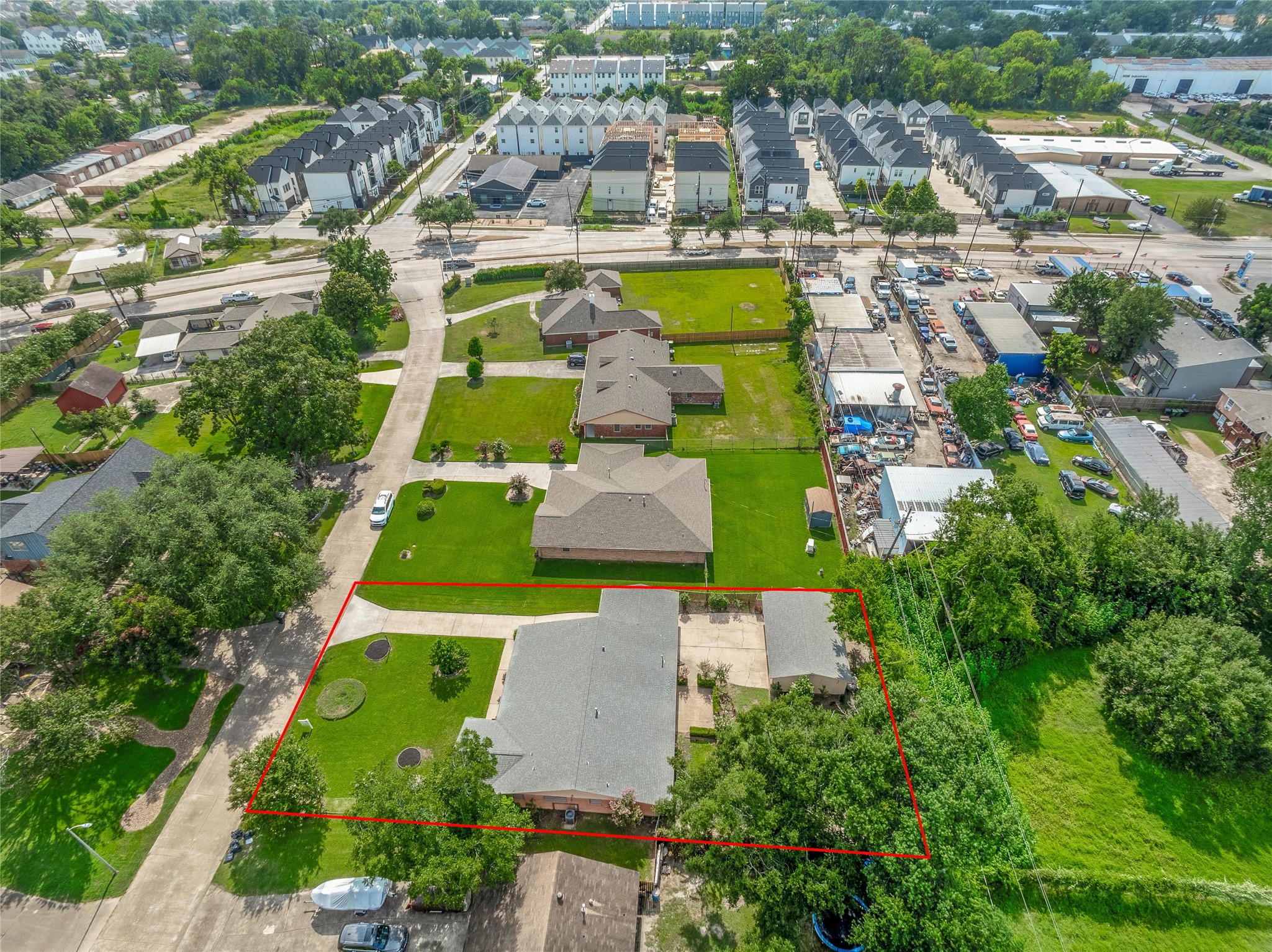 115 East Thornton Road Houston, TX 77022 - Photo 32 of 40 an aerial view of a house with yard swimming pool and lake view