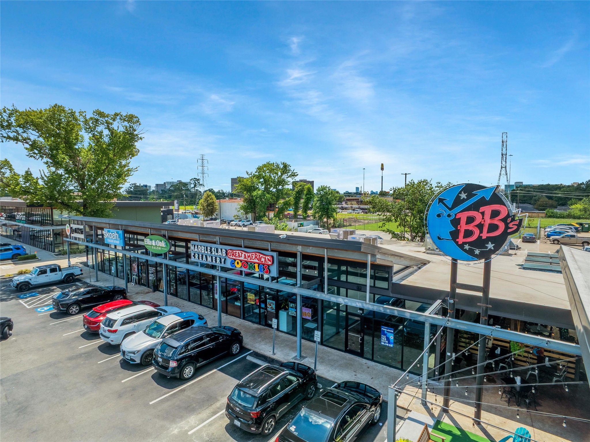 115 East Thornton Road Houston, TX 77022 - Photo 34 of 40 a view of a cars park in front of a building
