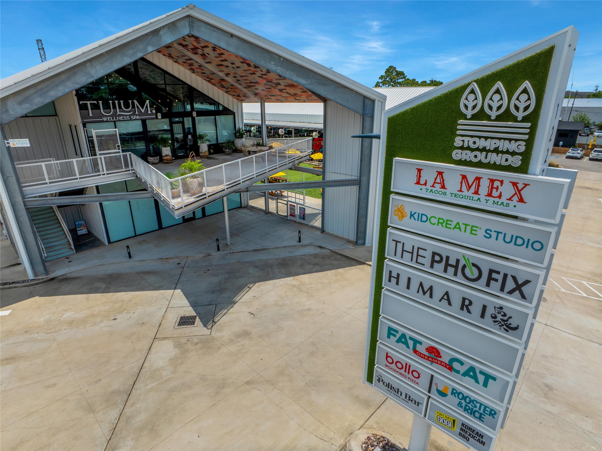 115 East Thornton Road Houston, TX 77022 - Photo 36 of 40 a view of a chairs and table in a patio