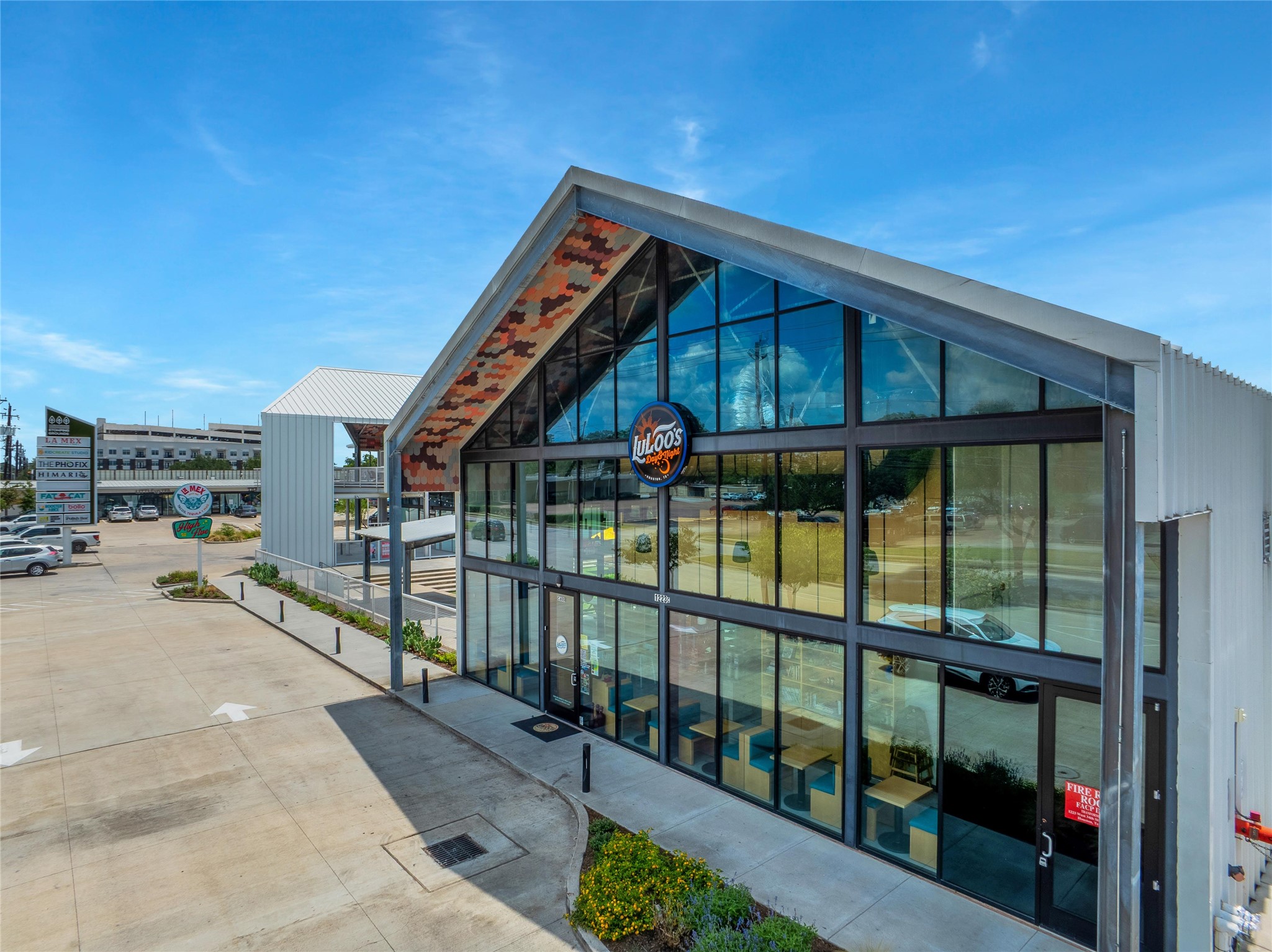 115 East Thornton Road Houston, TX 77022 - Photo 39 of 40 a view of a house and a balcony