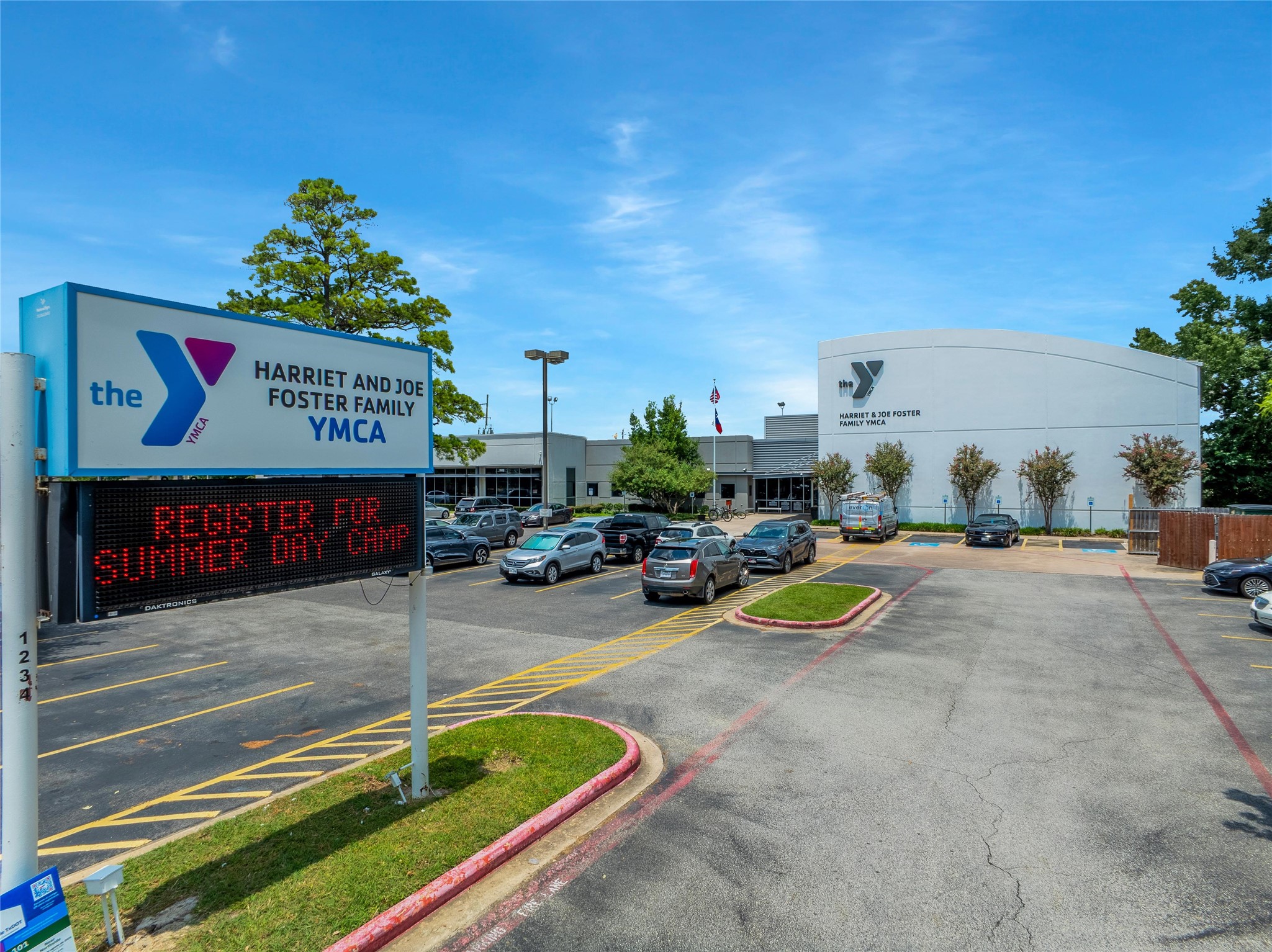 115 East Thornton Road Houston, TX 77022 - Photo 40 of 40 a view of a swimming pool with a patio