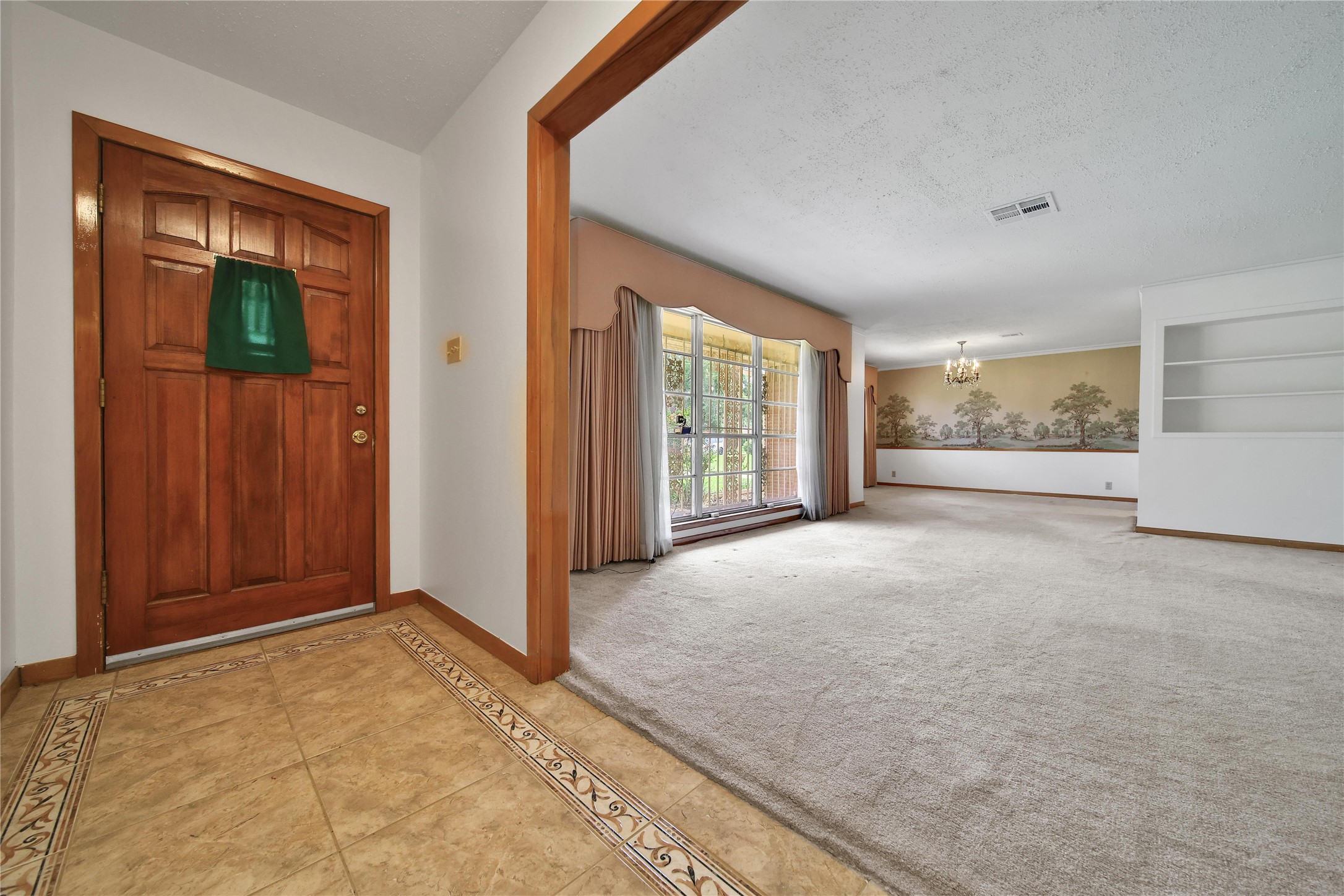 115 East Thornton Road Houston, TX 77022 - Photo 4 of 40 an empty room with windows