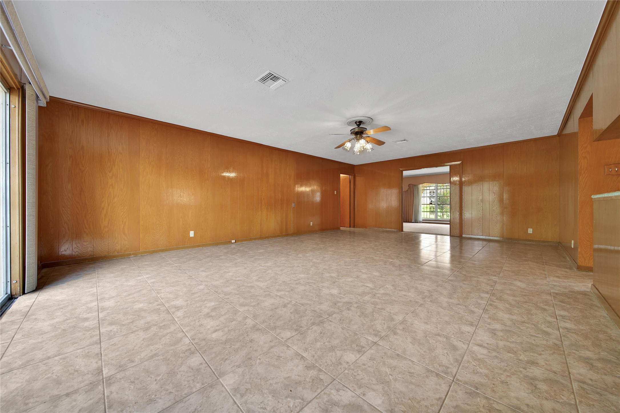 115 East Thornton Road Houston, TX 77022 - Photo 8 of 40 a view of an empty room with a window