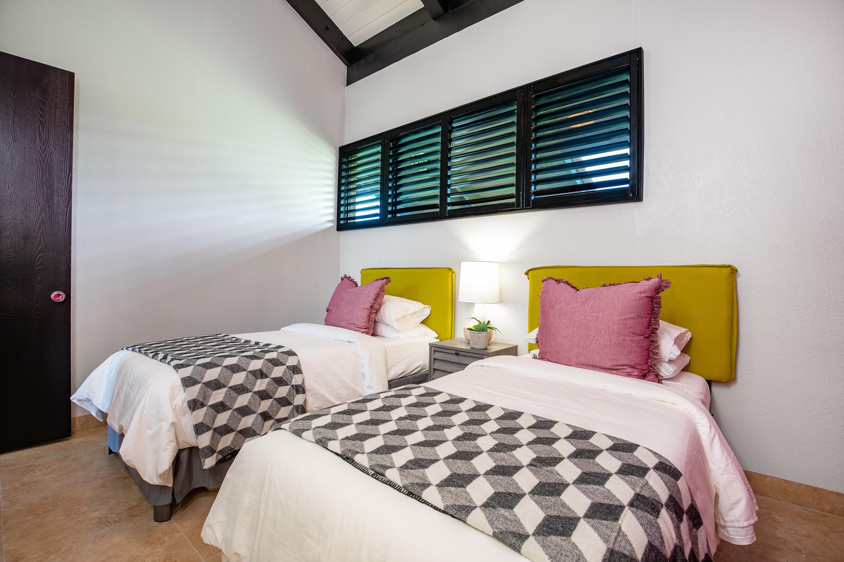 940 South Kihei Road, Unit B309 Kihei, HI 96753 - Photo 23 of 29 a bedroom with two beds and a baby crib