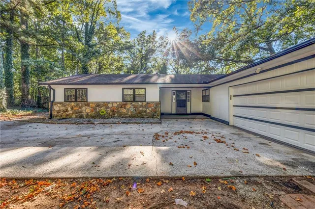 a view of house with a yard