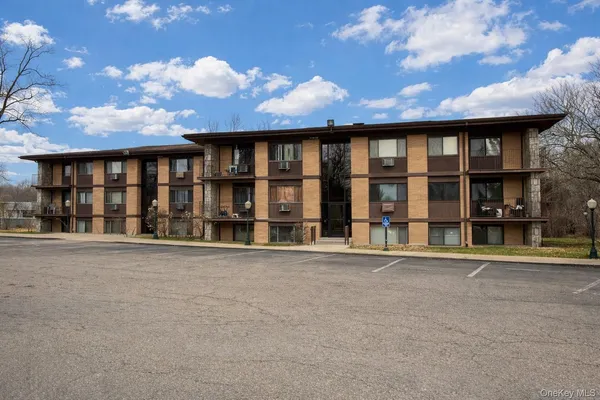 $190,000 | 10 Oakwood Terrace, Unit 88, New Windsor, NY 12553