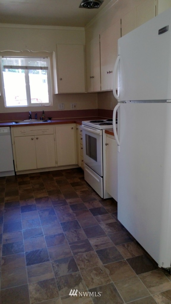 908 Ferndale Circle Northeast Renton, WA 98056 - Photo 6 of 13 Gallery Image 6
