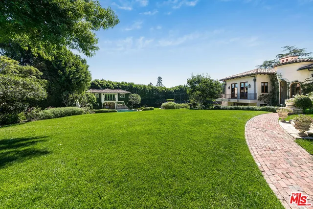 a view of a fountain in the backyard of a house