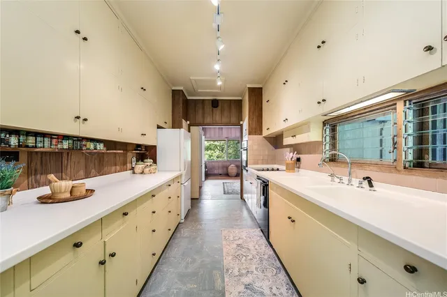 $1,698,000 | 3811 Tantalus Drive, Honolulu, HI 96822