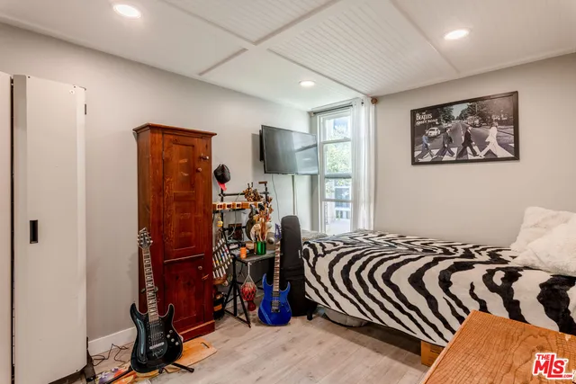 a view of a livingroom with furniture