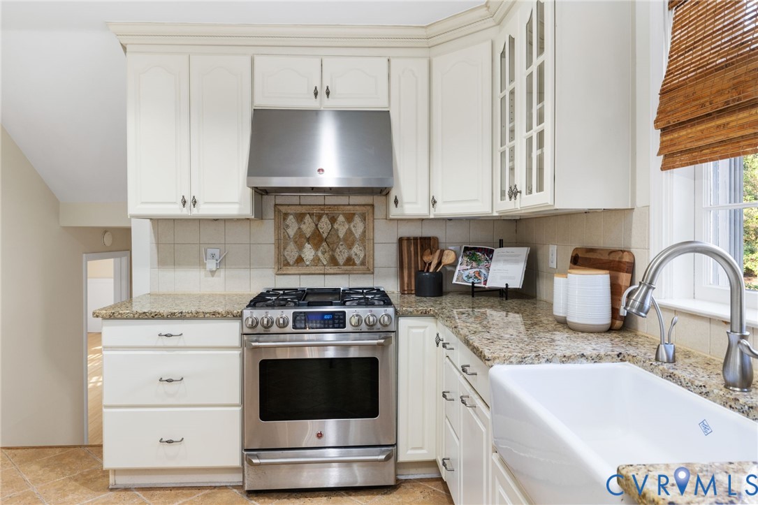 8902 Bellefonte Road Henrico, VA 23229 - Photo 16 of 43 A couple of steps down to the lower level...