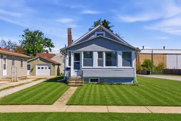 $2,100 | 809 West Park Avenue, Aurora, IL 60506