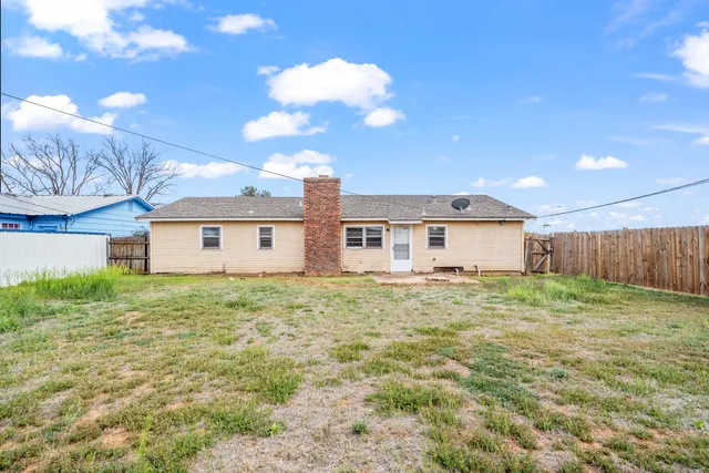 a house view with backyard space