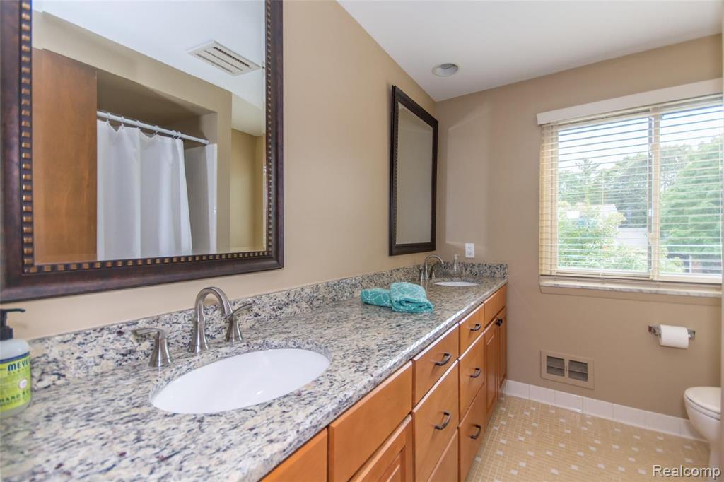 1460 Deerhurst Lane Rochester Hills, MI 48307 - Photo 23 of 30
