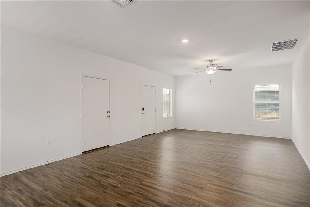 7109 Spirit Hill Road Austin, TX 78744 - Photo 4 of 24