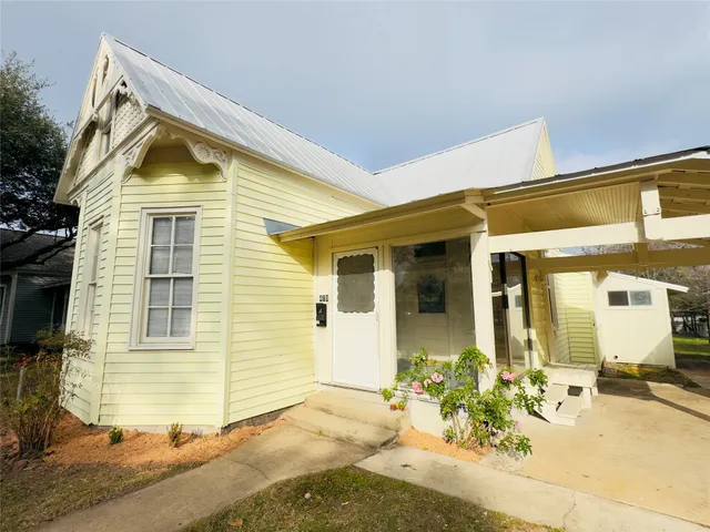 $1,650 | 409 Botts Street, Brenham, TX 77833