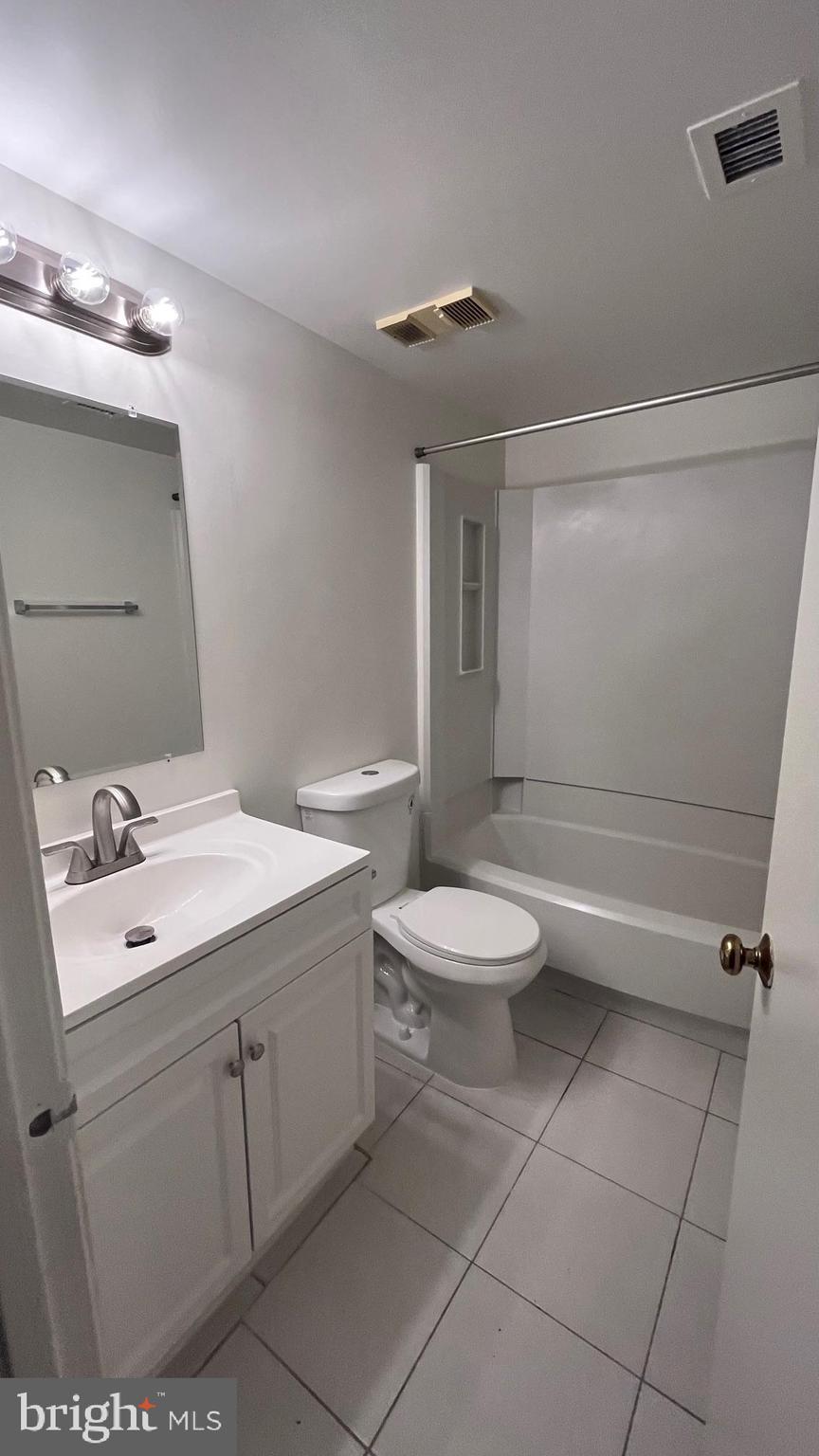 5904 Cove Landing Road, Unit 301 Burke, VA 22015 - Photo 32 of 42 Hallway Full Bathroom