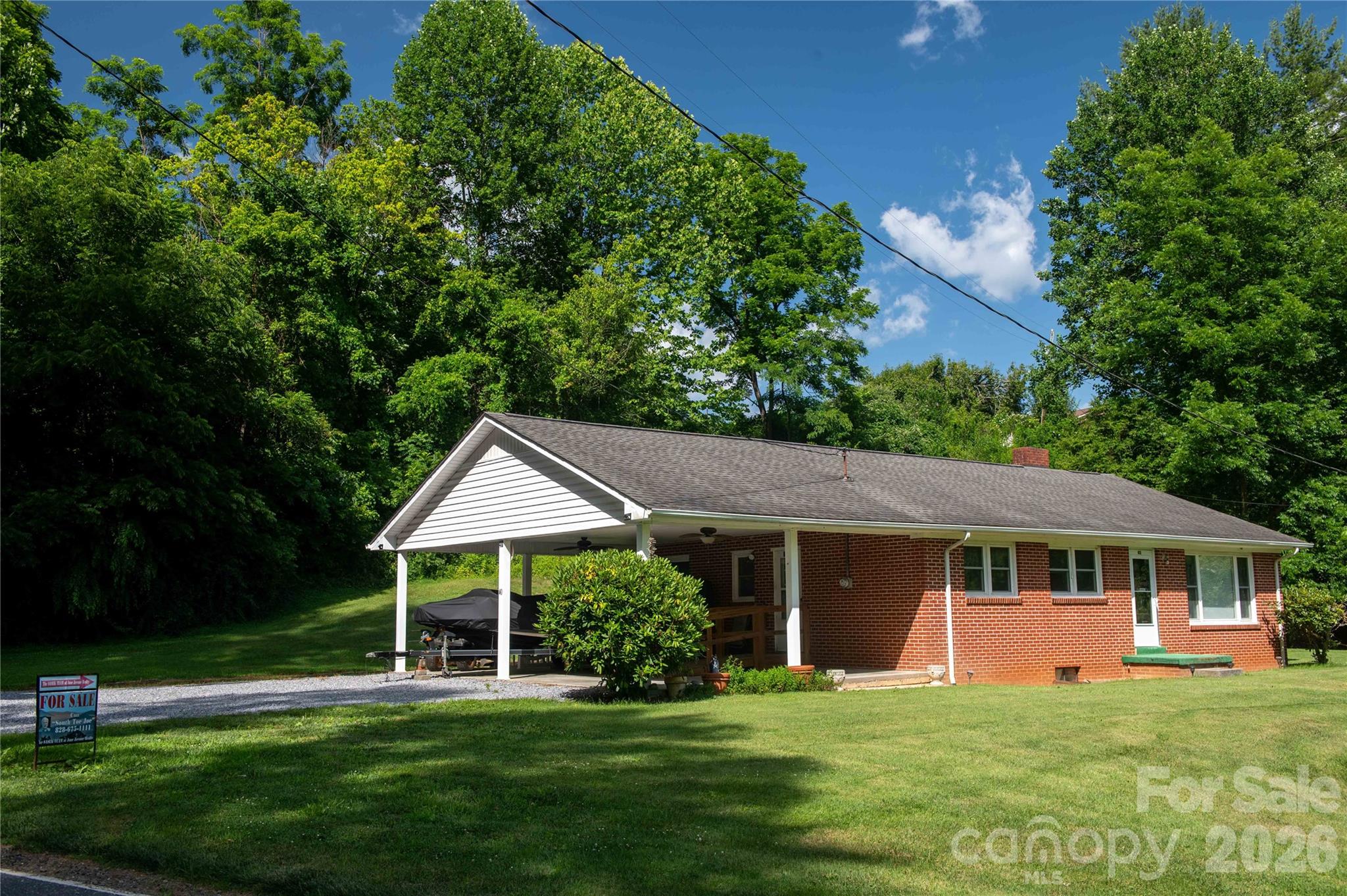 40 Double Island Road Burnsville, NC 28714 - Photo 2 of 38 a front view of a house with a garden