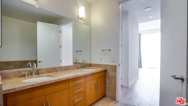 $2,950 | 3223 West 6th Street, Unit 207, Los Angeles, CA 90020