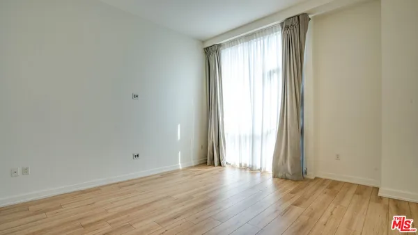 $2,950 | 3223 West 6th Street, Unit 207, Los Angeles, CA 90020