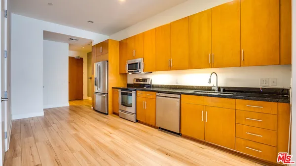 $2,950 | 3223 West 6th Street, Unit 207, Los Angeles, CA 90020