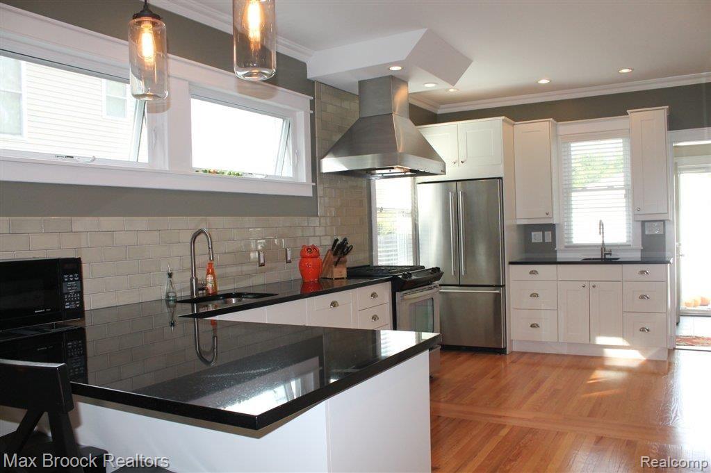 2254 Rosemont Road Berkley, MI 48072 - Photo 7 of 39 Plenty of Counter Space