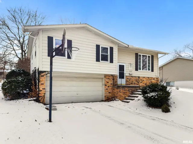 $189,000 | 2232 West Warwick Drive, Peoria, IL 61614